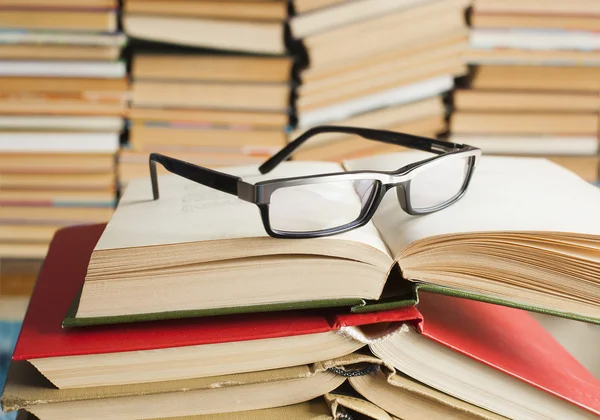 Βιβλία και τα γυαλιά στη βιβλιοθήκη — Φωτογραφία Αρχείου
