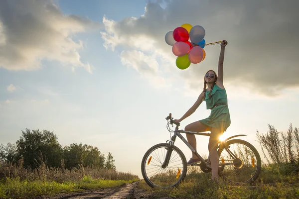 Chica Joven Vestido Sexy Montar Bicicleta Volar Globos Aire —  Fotos de Stock