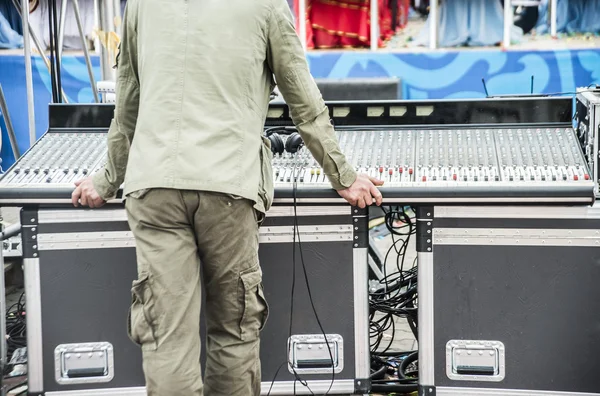 Soundman stoi przed panel sterowania Mikser dźwięku. — Zdjęcie stockowe