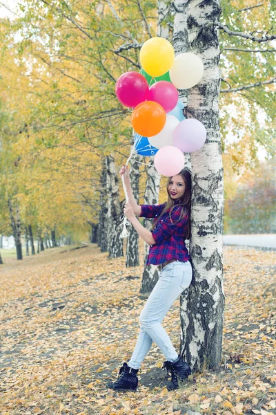 Retrato Comprimento Total Menina Bonita Segurando Balões Floresta Amarela — Fotografia de Stock