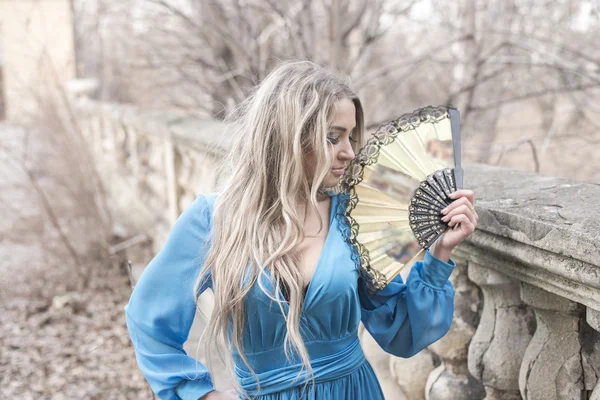 Portret Van Jonge Volwassen Vrouw Holding Handen Vintage Fan — Stockfoto