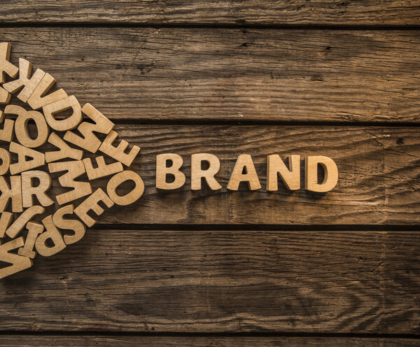 Бренд выстелен деревянными буквами
