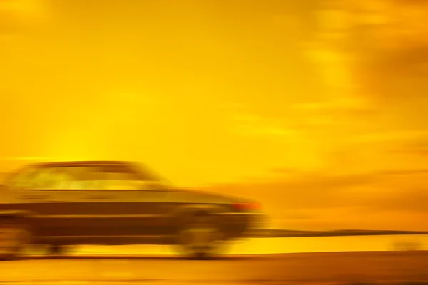 Carro cinza em movimento desfoque — Fotografia de Stock