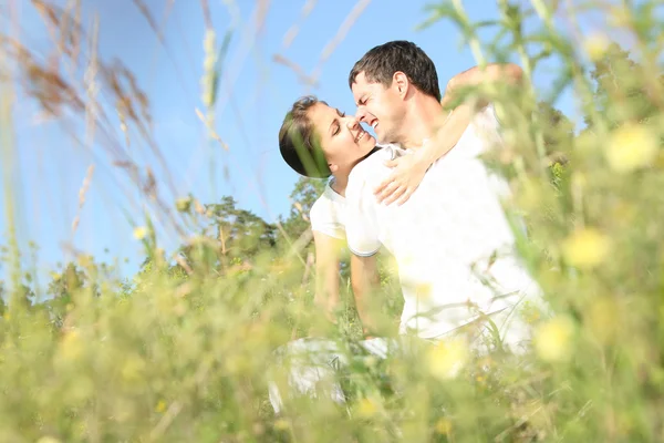 Retrato Jovem Adulto Latino Casal Hispânico Sentado Abraçando Grama Verde — Fotografia de Stock