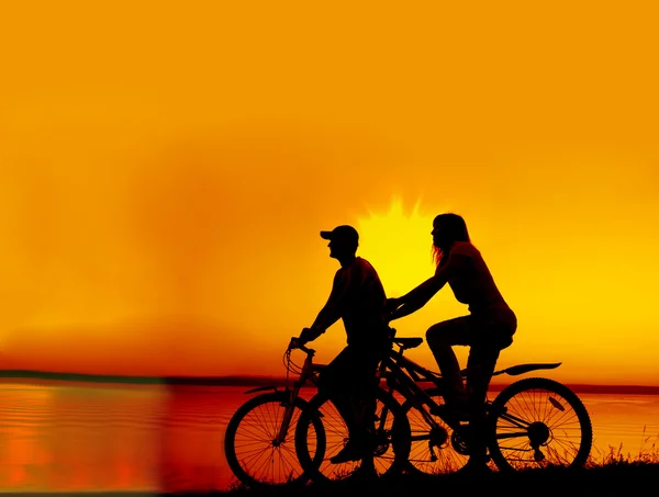 Pareja de ciclistas de pie en la costa . — Foto de Stock