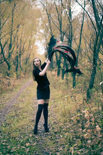 Retrato Jovem Mulher Adulta Segurando Xale Colorido Russo Com Flores — Fotografia de Stock