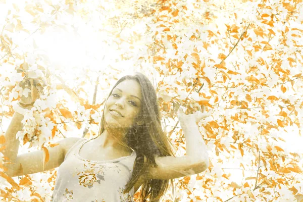 Mujer de pie cerca del árbol — Foto de Stock