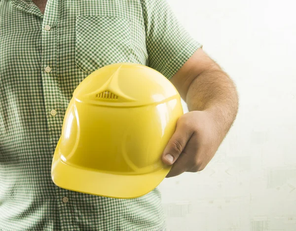 Férfi könyv egy sárga hardhat — Stock Fotó