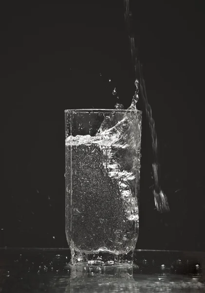 Wasser in transparentem Glas — Stockfoto