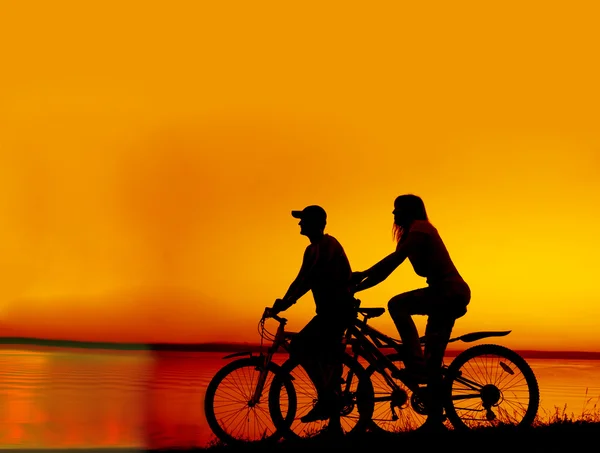 Couple de cyclistes debout sur la côte . — Photo