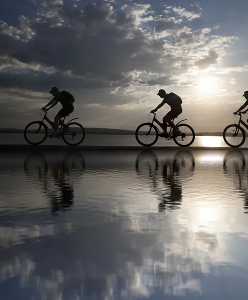 Meg a kerékpár a naplemente. — Stock Fotó