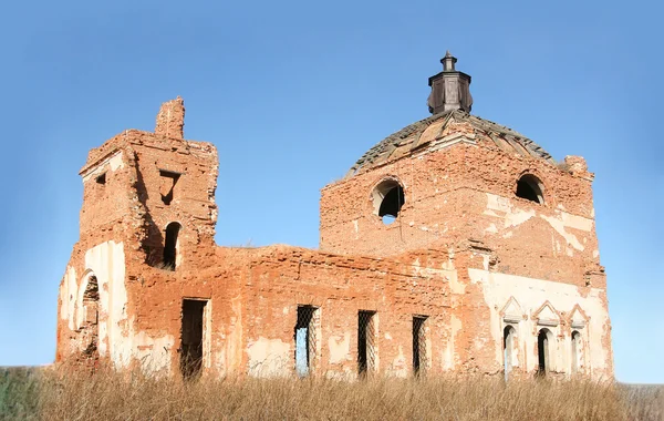 Руїни однієї покинутої церкви — стокове фото