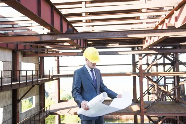 Ingenieur mit einigen Entwürfen — Stockfoto