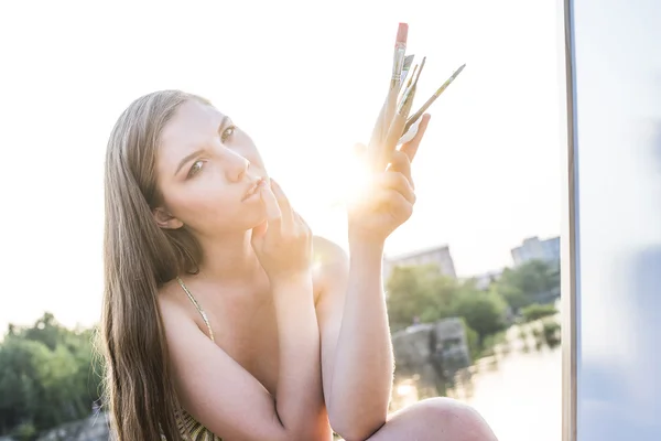 Gesicht Des Künstlermädchens Das Pinsel Den Händen Hält Und Ein — Stockfoto