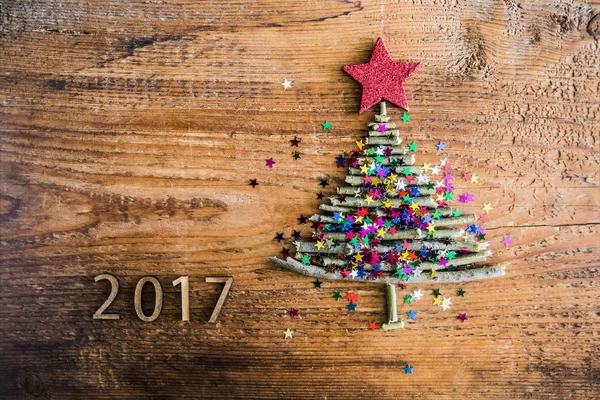 Kerstboom met kleurrijke sterren — Stockfoto