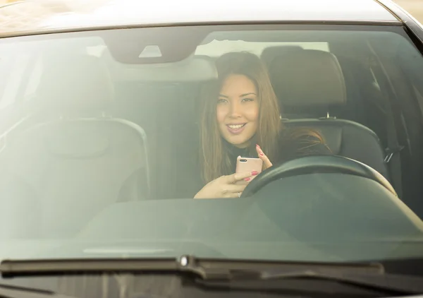 Mulher sorridente sentada no assento do motorista — Fotografia de Stock