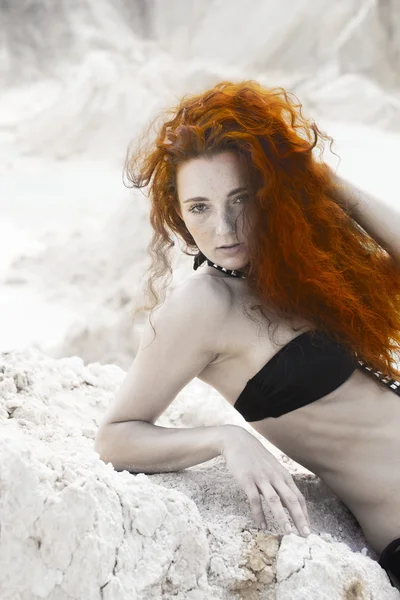Joven Hermosa Mujer Posando Playa —  Fotos de Stock