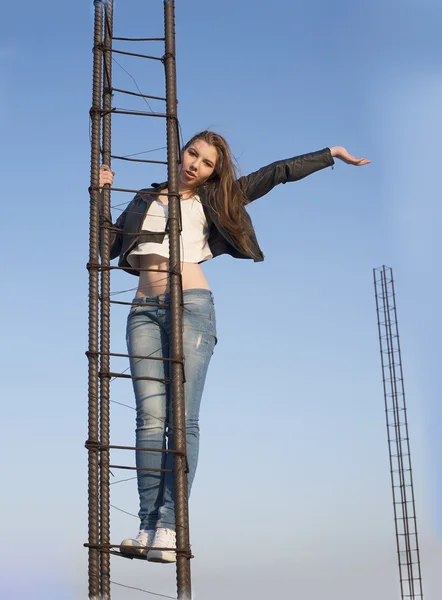 Retrato Casual Jovem Adulto Caucasiano Mulher Escada Metal Céu Azul — Fotografia de Stock