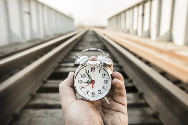 Mão segurando relógio de alarme — Fotografia de Stock