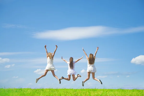 Vrouwen met handen omhoog springen. — Stockfoto