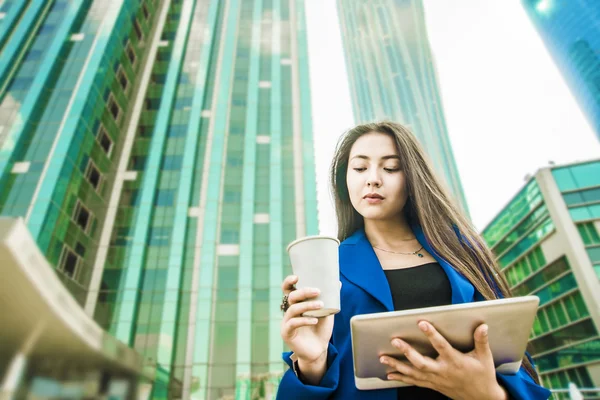 Zakenvrouw met tablet — Stockfoto