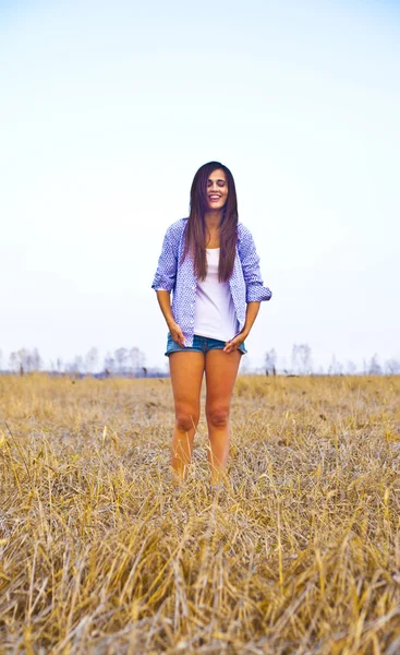 Femme debout sur le champ de blé — Photo