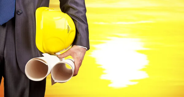 Lavoratore con casco giallo — Foto Stock