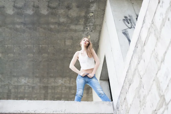 Portret Van Mooie Jonge Volwassen Slim Meisje Poseren Betonnen Muur — Stockfoto