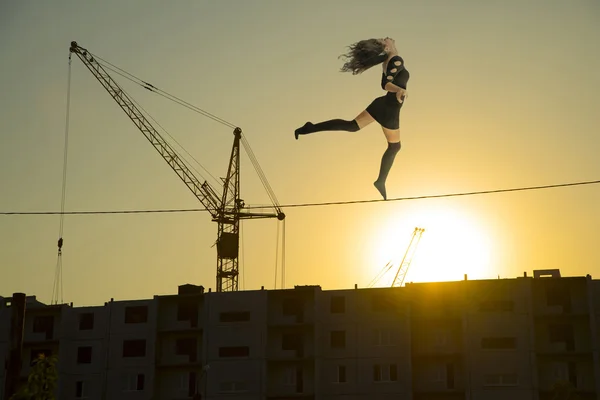 Flicka som går på repet — Stockfoto