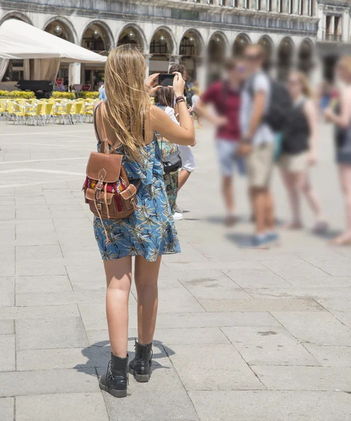 Молодая взрослая женщина фотографирует — стоковое фото