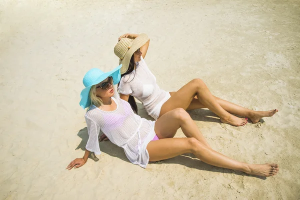 Coppia Donne Sabbia Bianca Calda Spiaggia Tropicale — Foto Stock