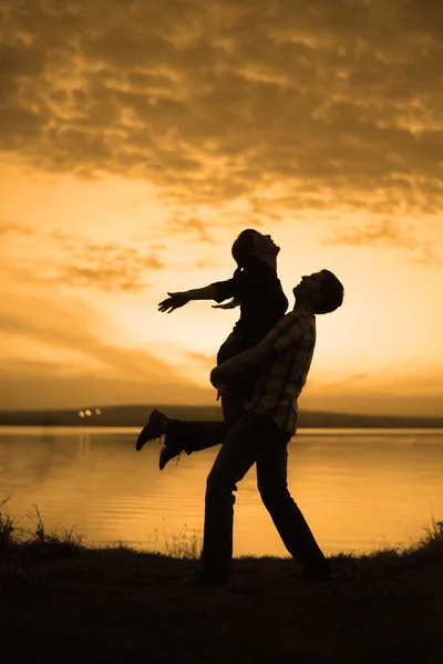 Silhueta Casal Homem Segurando Mulher Contra Pôr Sol — Fotografia de Stock