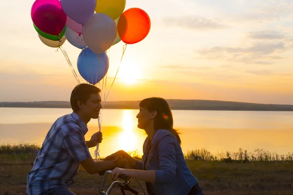 Siluetter Två Vackra Vuxna Personer Med Färgglada Ballonger Vid Solnedgången — Stockfoto