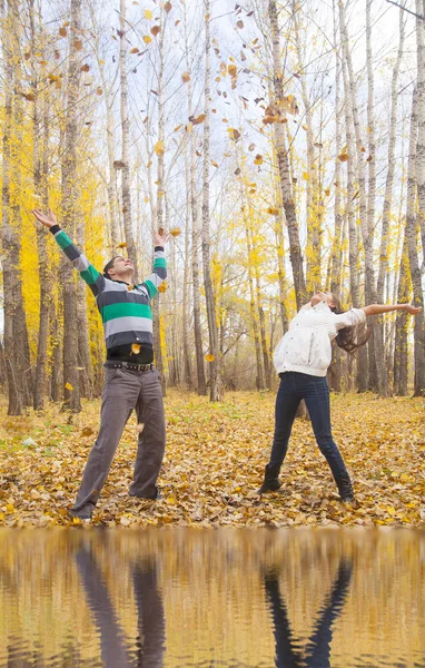 Retrato Jovem Adulto Latino Hispânico Feliz Casal Jogando Folhas Outono — Fotografia de Stock