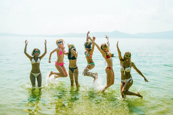Grupo Joven Mujeres Saltando Océano Atardecer Equipo Chicas Adultas Saltando — Foto de Stock