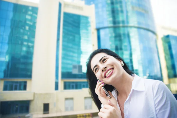 Jonge Aziatische Zakenvrouw Opzoeken Praten Mobiele Telefoon Buiten Tegen Kantoorgebouw — Stockfoto