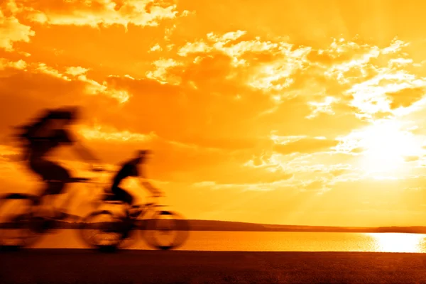 Freunde mit Fahrrädern im Freien — Stockfoto