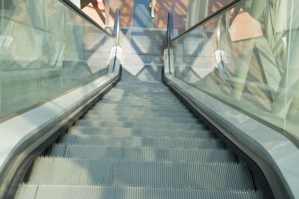 Topo da escada rolante moderna — Fotografia de Stock