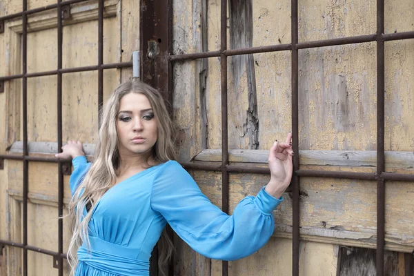 Retrato Linda Mujer Joven Adulta Sosteniéndose Celosía Metal Oxidado —  Fotos de Stock