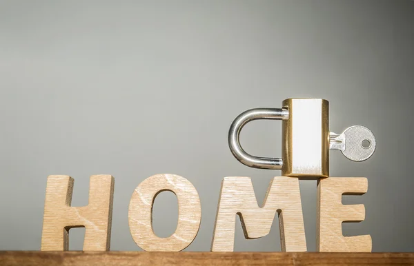 Palabra casa hecha de letras de madera — Foto de Stock