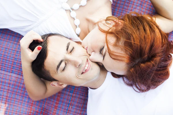 情侣在外面的格子上接吻 闭上眼睛的情侣肖像特写 — 图库照片