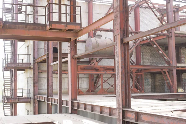 Construção industrial de feixe enferrujado marrom — Fotografia de Stock