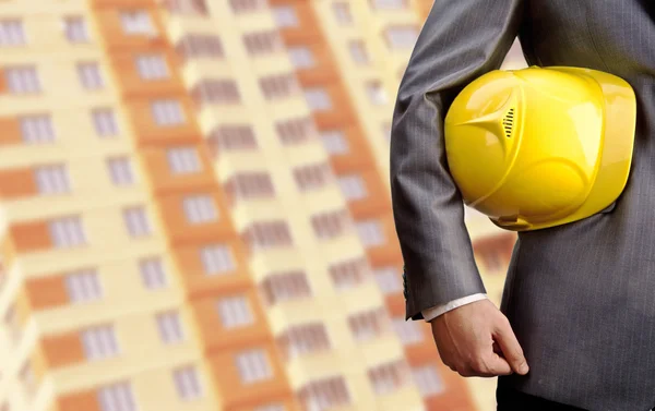 Ingeniero sosteniendo casco amarillo — Foto de Stock