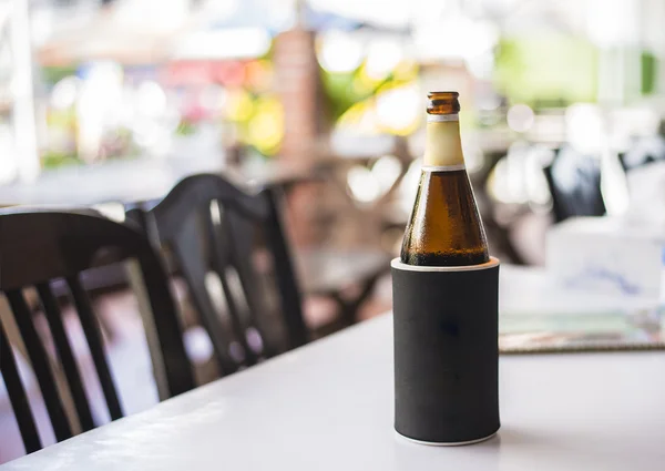 Темно-коричневая бутылка пива — стоковое фото