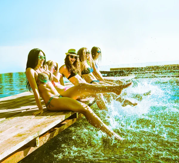 Grupa Szczęśliwy Młody Kobieta Pluskanie Woda Piękny Letni Zachód Słońca — Zdjęcie stockowe