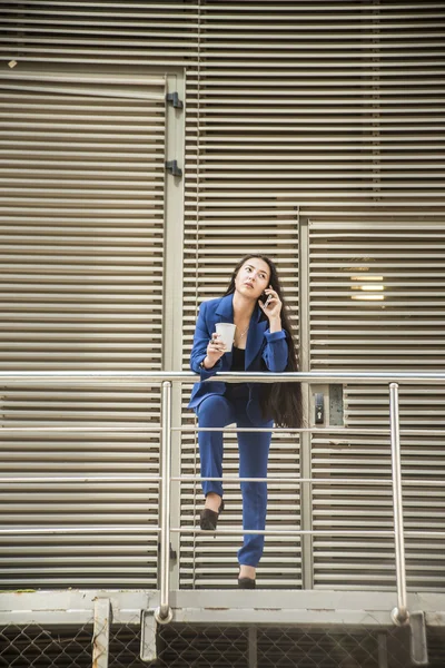 Affärskvinna som använder mobiltelefon — Stockfoto