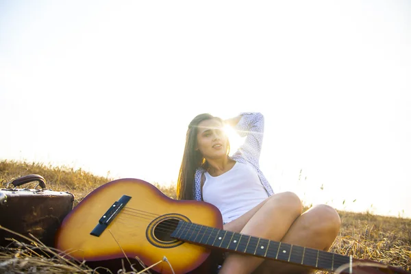 어쿠스틱 기타와 함께 앉아 여자 — 스톡 사진