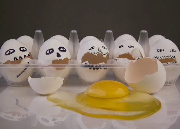 Estrellado cáscara de huevo con caras divertidas — Foto de Stock