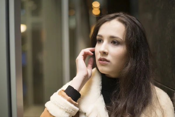 Jeune Femme Adulte Debout Près Grande Vitrine Scène Nocturne — Photo