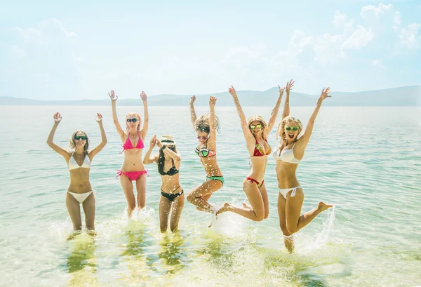 在夏季热带海滩上的朋友群的看法 夏季时间 — 图库照片